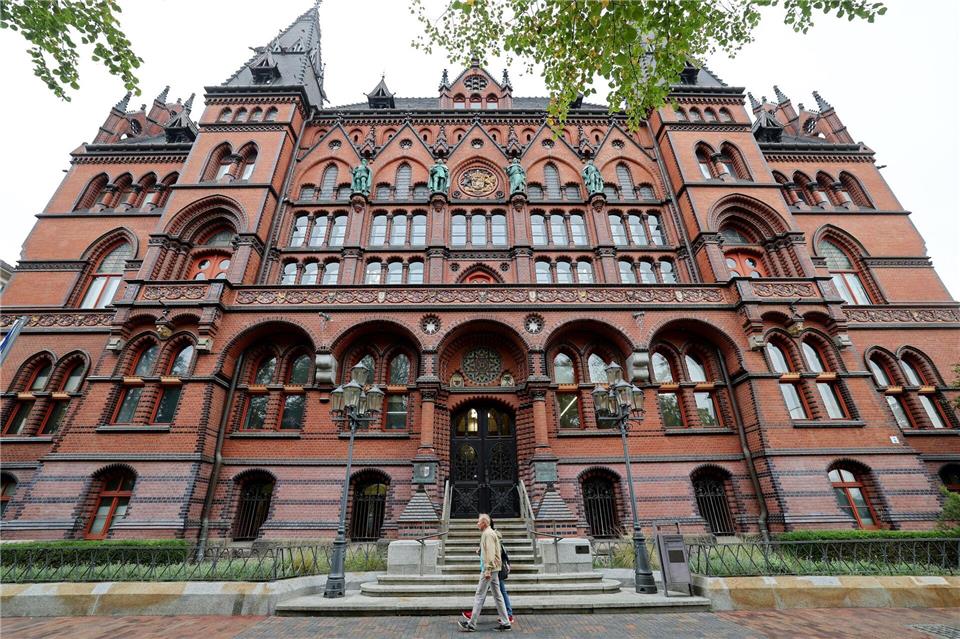 Am Oberlandesgericht Rostock ist die Bearbeitung einiger Vorgänge derzeit nicht möglich. (Archivbild)Bernd Wüstneck/dpa