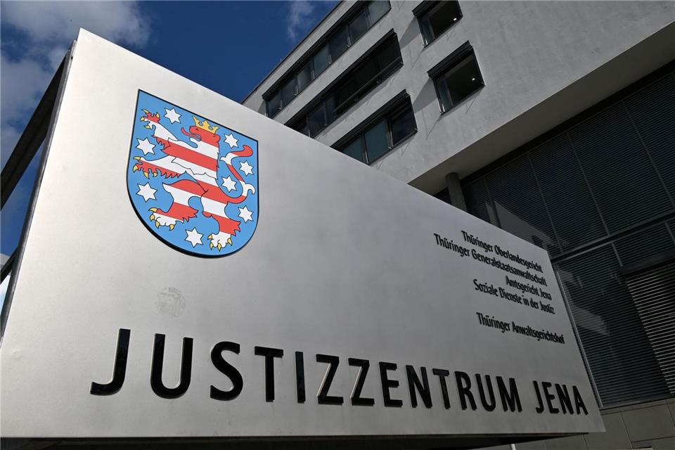 Am Oberlandesgericht in Jena hat der Prozess gegen einen 66 Jahre alten Mann begonnen, der sich im Jahr 2014 dem Islamischen Staat angeschlossen haben soll. (Symbolbild)Martin Schutt/dpa