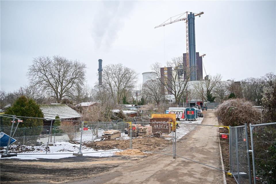 Am Ort des Brandanschlags an einer Kabelbrücke über den Teltow-Kanal wird weiter gearbeitet. Sebastian Gollnow/dpa