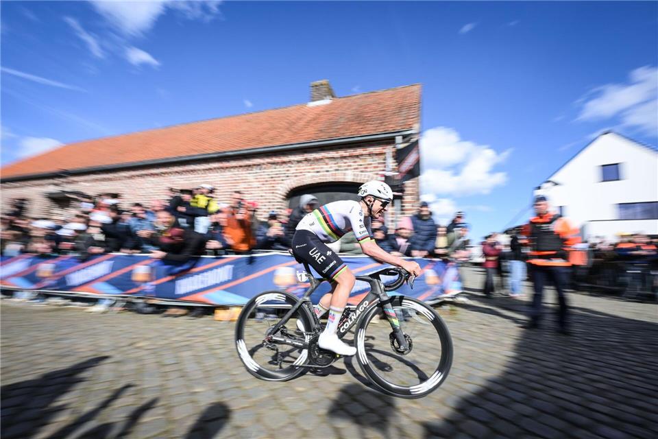 Am Oude Kwaremont setzte Tadej Pogacar 18 Kilometer vor dem Ziel die entscheidende Attacke.David Pintens/Belga/dpa