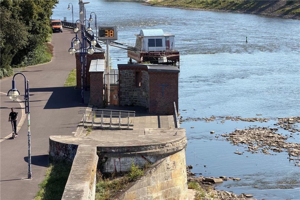 Am Pegel Magdeburger Strombrücke wurde am Mittwoch ein neuer Tiefststand gemessen.Simon Kremer/dpa