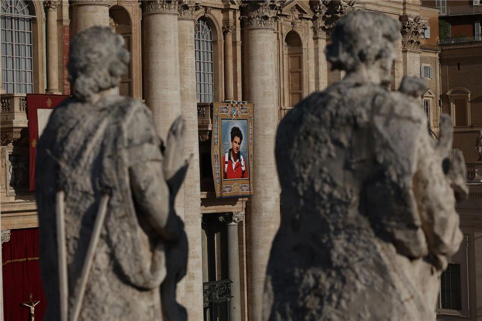 Papst spricht „Influencer Gottes“ heilig Am Petersdom hängt ein überlebensgroßes Bild des neuen Heiligen.Marco Iacobucci/IPA via ZUMA Press/dpa