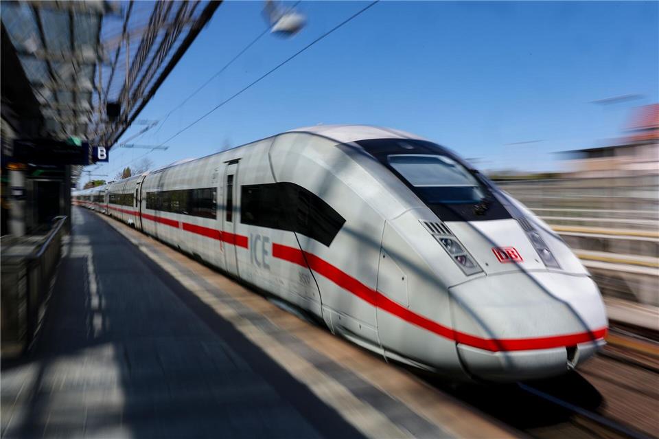 Am Pfingstwochenende erwartet die Bahn viele Fahrgäste in ihren Zügen. (Archivbild)Jan Woitas/dpa