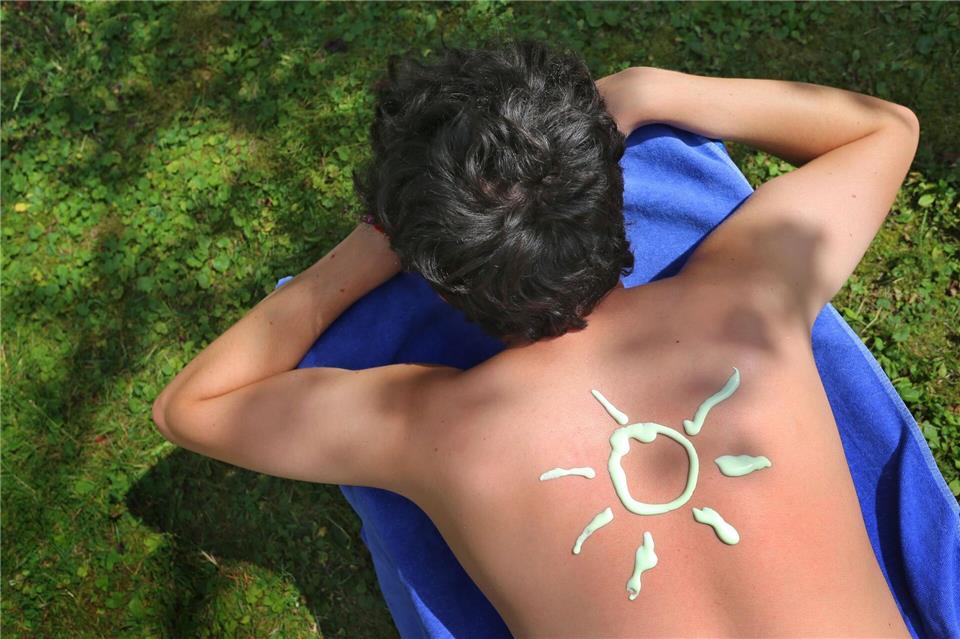 Am Pfingstwochenende soll es heiß werden in Bayern. Wer baden geht, sollte die Sonnencreme nicht vergessen. (Symbolbild)Karl-Josef Hildenbrand/dpa/dpa-tmn