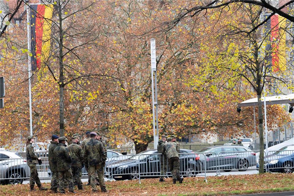 Am Platz der Menschenrechte vor dem Neuen Rathaus werden morgen Hunderte Menschen zum öffentlichen Gelöbnis der Bundeswehr erwartet.Alicia Windzio/dpa