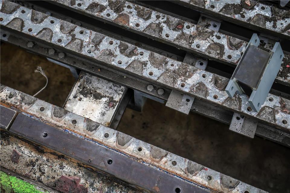 Am Rand der Brücke war ein rund 15 Zentimeter breiter Spalt entstanden. (Archivbild)Christoph Reichwein/dpa