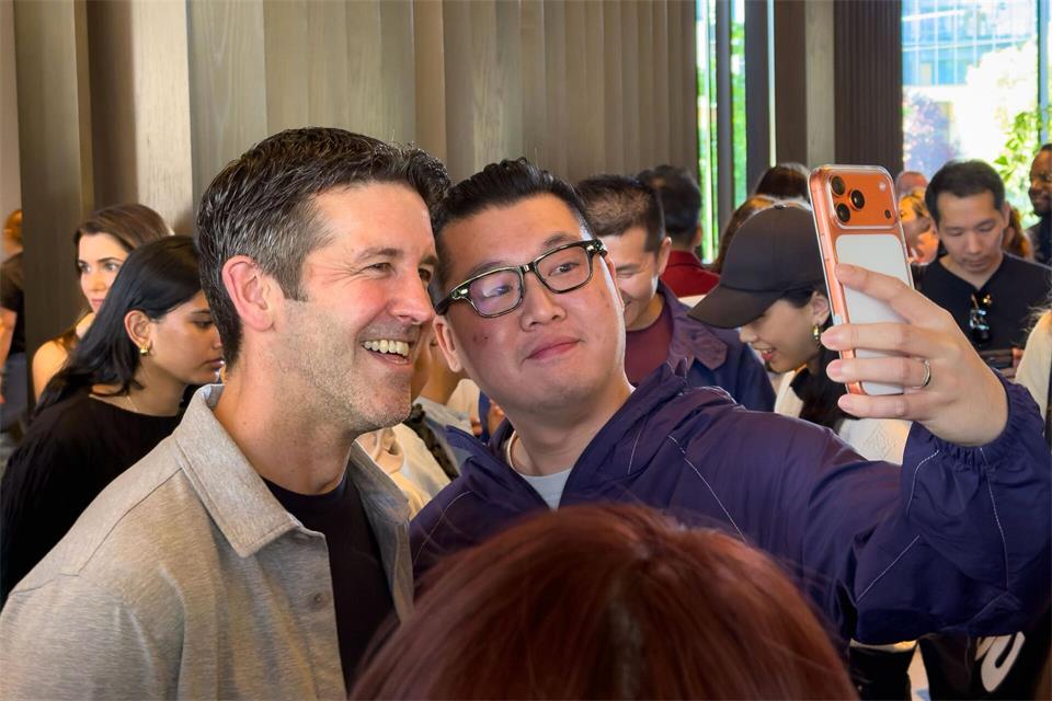 Am Rande der Entwicklerkonferenz WWDC im Juni musste John Ternus, damals noch designierter Apple-Chef, für viele Selfies posieren. (Archivbild)Andrej Sokolow/dpa