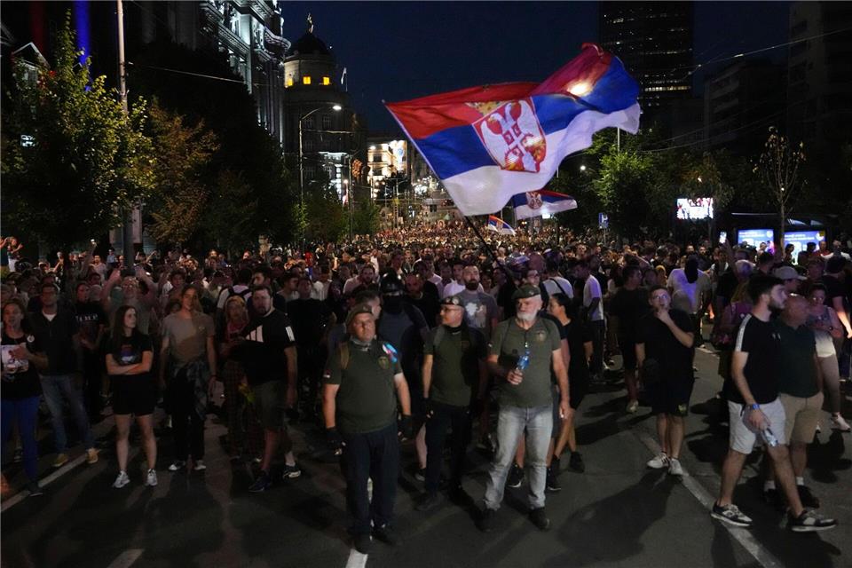 Am Rande der Proteste gegen den serbischen Präsident Vucic kam es die dritte Nacht in Folge zu Ausschreitungen. (Archivbild) Darko Vojinovic/AP/dpa