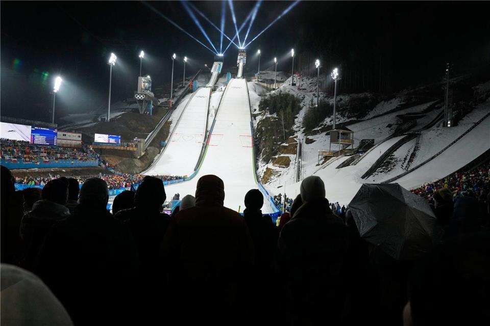 Am Rande der Skisprung-Wettbewerbe wurde auf einem Parkplatz eine Granate aus dem Zweiten Weltkrieg entdeckt.Armando Franca/AP/dpa