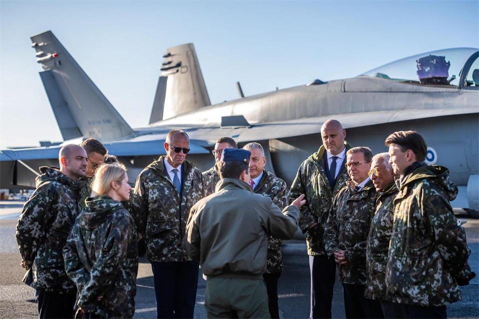 Am Rande des Gipfels besuchten Bundeskanzler Friedrich Merz und die anderen Teilnehmer den Luftwaffenstützpunkt Lapland Air Wing.Michael Kappeler/dpa