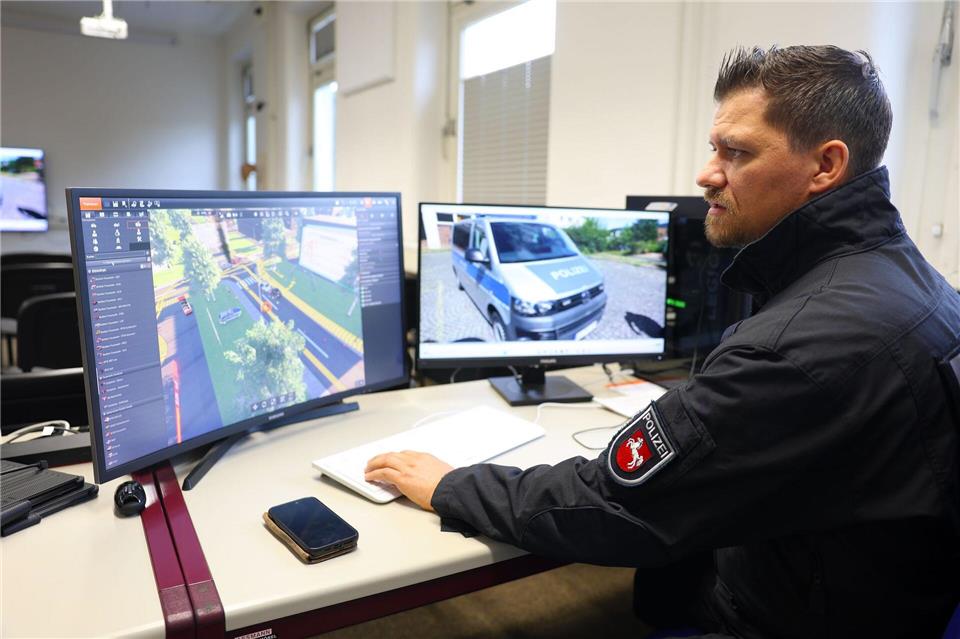 Polizei testet virtuelle Einsätze - GdP fordert Ausbau  Am Rechner kann Polizeitrainer Johannes Wetzorke für seine Studierenden verschiedene Einsatzszenarien entwerfen.Stefan Rampfel/dpa