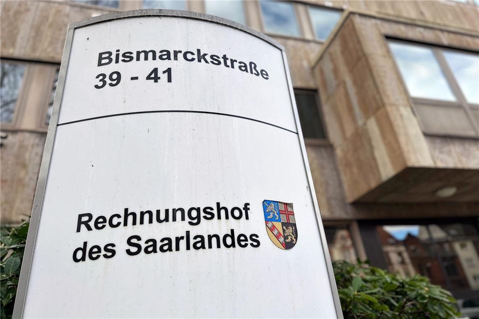 Am Rechnungshof in Saarbrücken entstand der 150 Seite starke Sonderbericht zur Lehrergewinnung. (Archivbild) Katja Sponholz/dpa