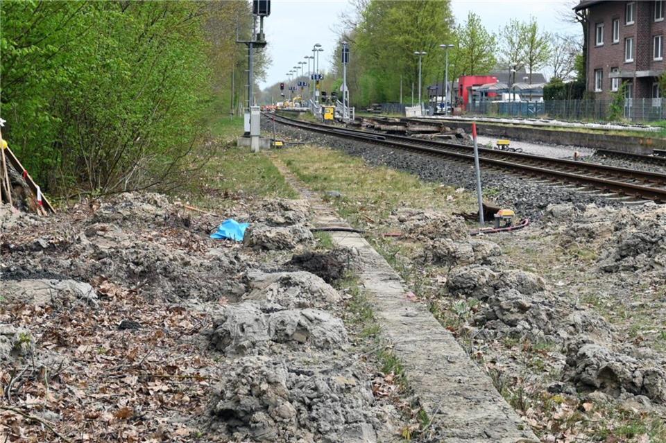 Am Rhader Bahnhof wurde der Boden sondiert. Hier besteht ein Bombenverdachtsfall.