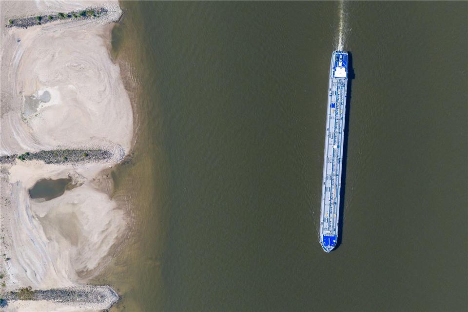 Am Rhein in Duisburg sind breite Sandbänke sichtbar. (Archivbild)Christoph Reichwein/dpa