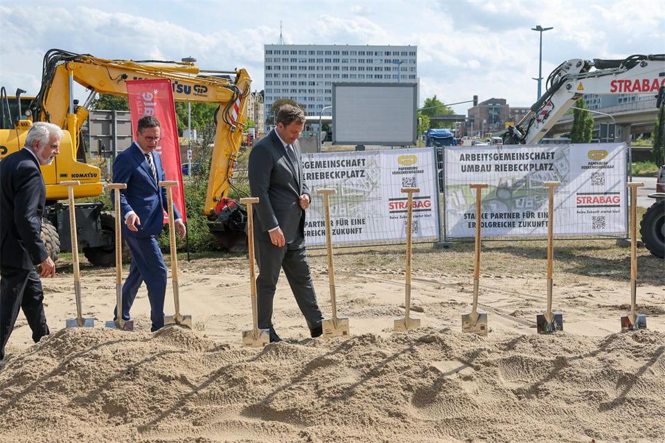 Am Riebeckplatz in Halle soll das Zukunftszentrum für Deutsche Einheit und Europäische Transformation entstehen. Jetzt wurde der erste Spatenstich gesetzt.Jan Woitas/dpa