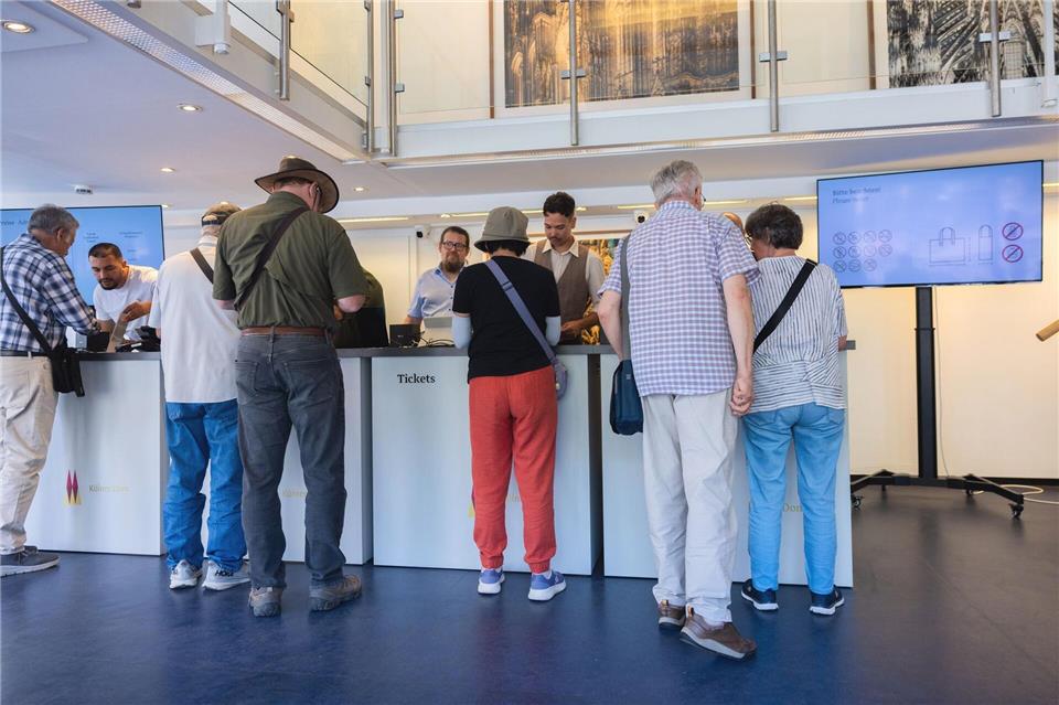 Am Roncalliplatz 2, südlich des Doms, werden Tickets verkauft.Rolf Vennenbernd/dpa