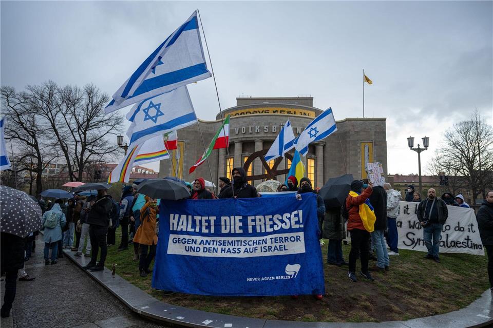 Am Rosa-Luxemburg-Platz gab es proisraelische und propalästinensische Demonstrationen am Rande einer Veranstaltung mit Francesca Albanese.Christophe Gateau/dpa