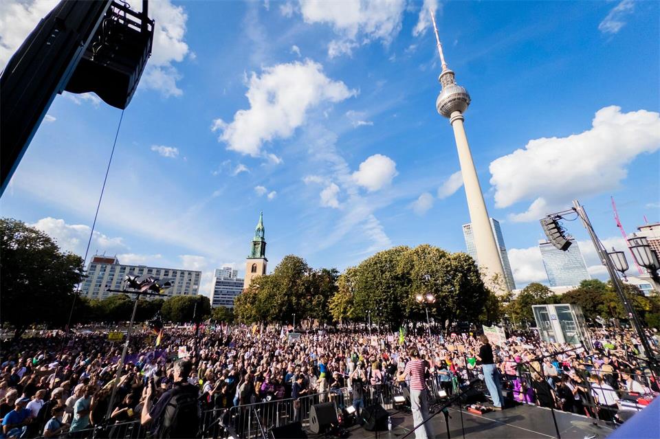 Am Roten Rathaus fand die Abschlusskundgebung statt. Christoph Soeder/dpa