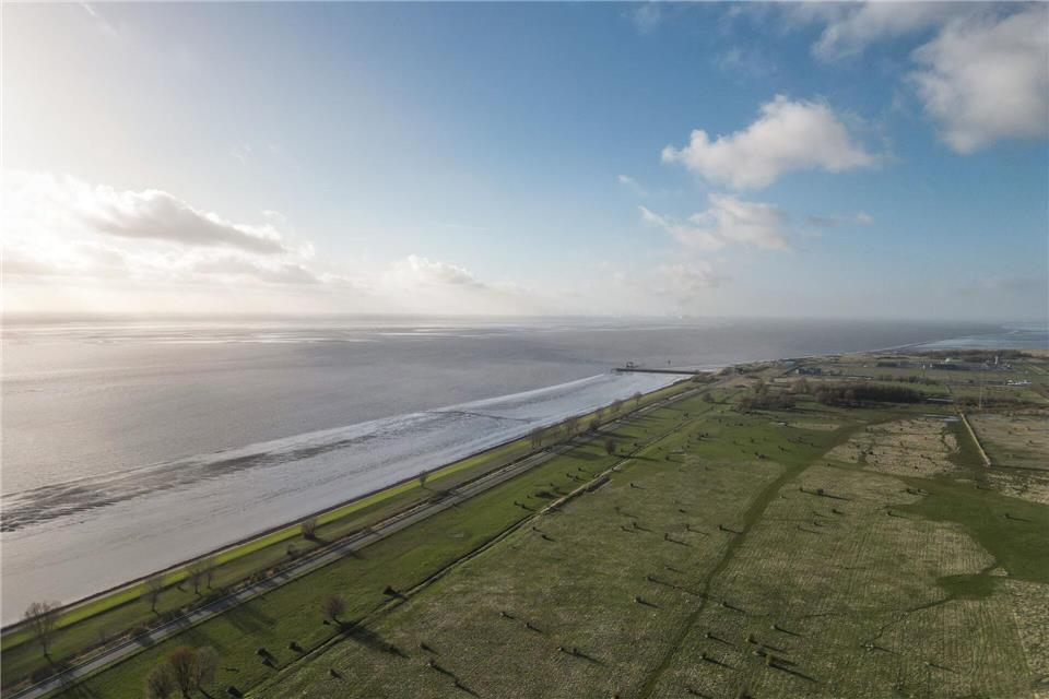 Am Rysumer Nacken in Emden ist viel Platz – das Areal könnte als möglicher Standort für den Marinehafen in Betracht kommen.picture alliance/dpa