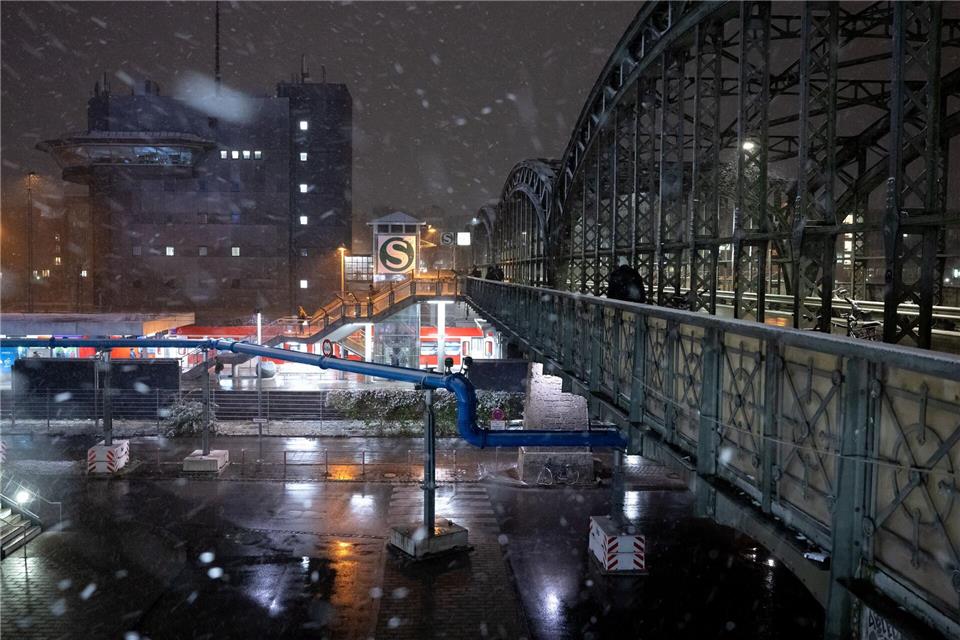 Am S-Bahnhof Hackerbrücke kam es zu einer heftigen Schlägerei auch im Gleisbett. (Archivfoto)Sven Hoppe/dpa