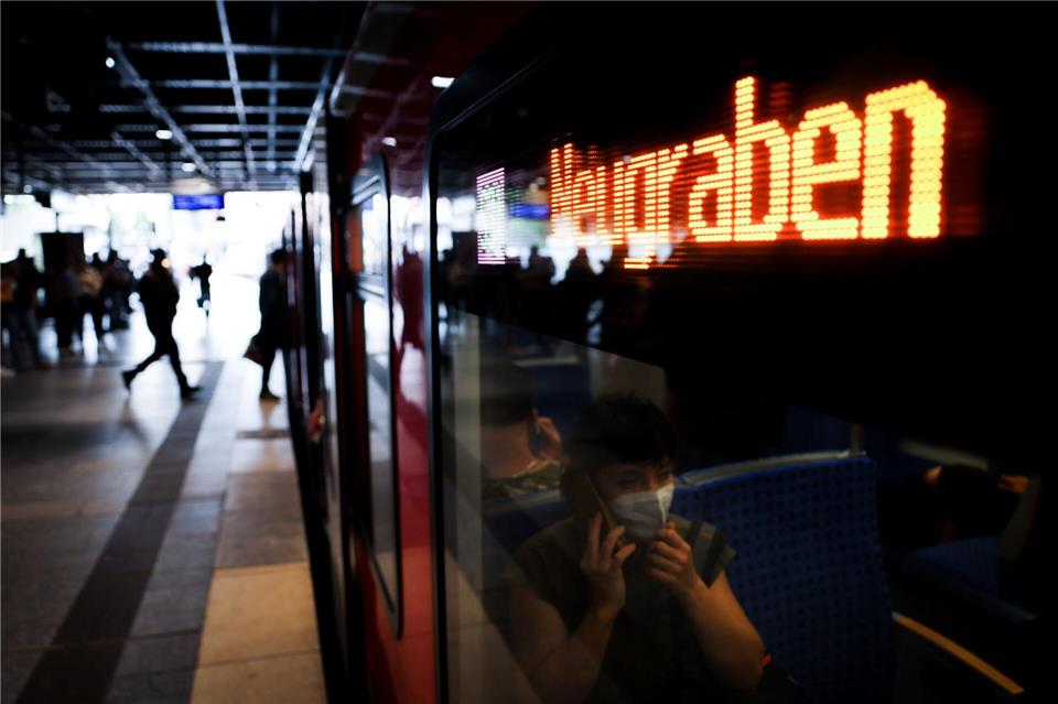 Am S-Bahnhof Neugraben wird ein Bahn-Mitarbeiter von einem Unbekannten angegriffen und verletzt. (Symbolbild)Christian Charisius/dpa