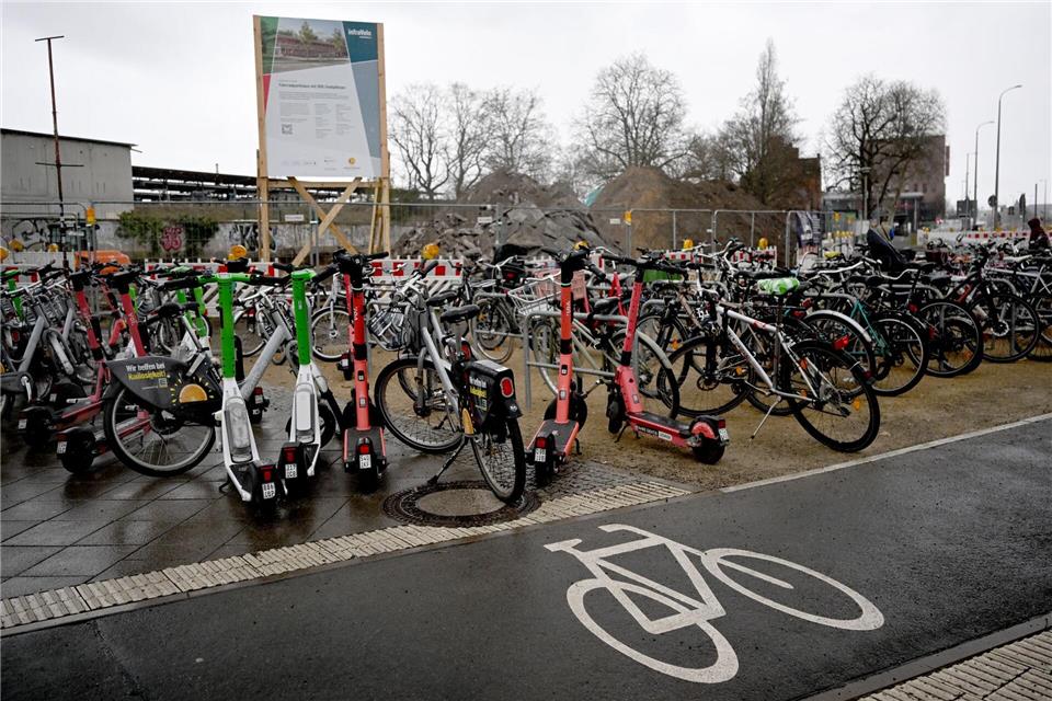 Am S-Bahnhof Schöneweide soll 2027 ein neues Fahrradparkhaus in Betrieb gehen. Britta Pedersen/dpa