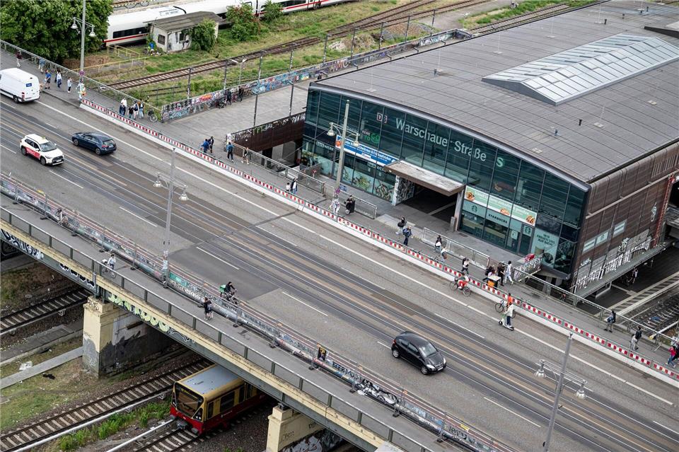Am S-Bahnhof Warschauer Straße in Berlin-Friedrichshain gab es am zweiten Weihnachtstag einen folgenreichen Fehlalarm. (Archivbild) Fabian Sommer/dpa