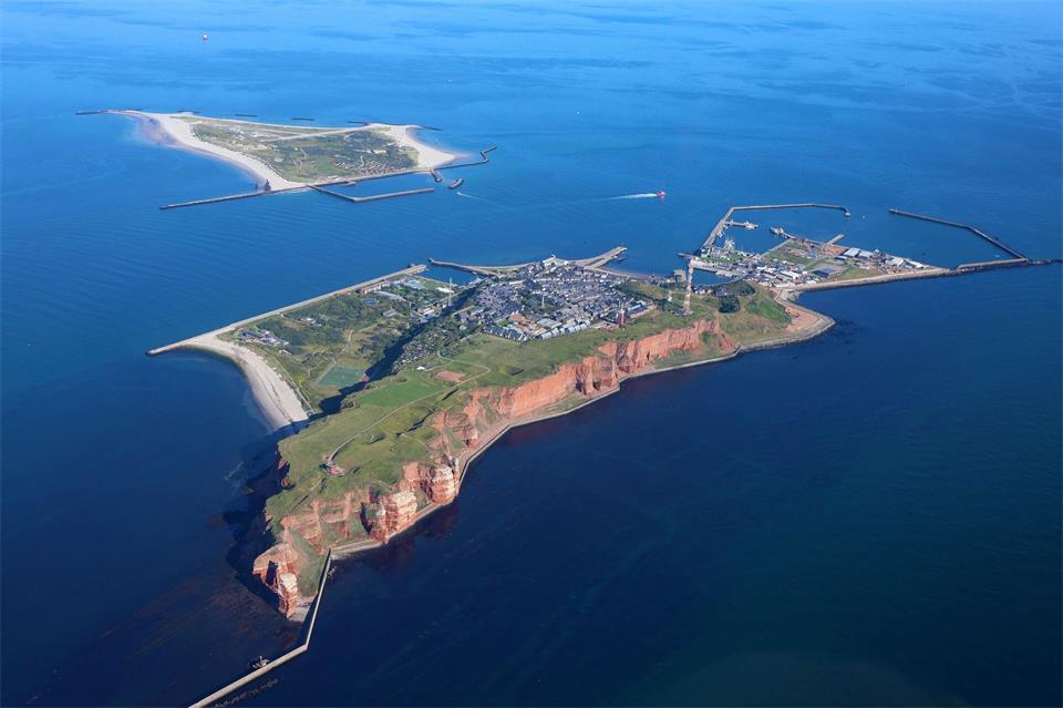 Am Samstag fallen mehrere Fahrten nach Helgoland aus. (Archivbild)Stefan Rampfel/dpa