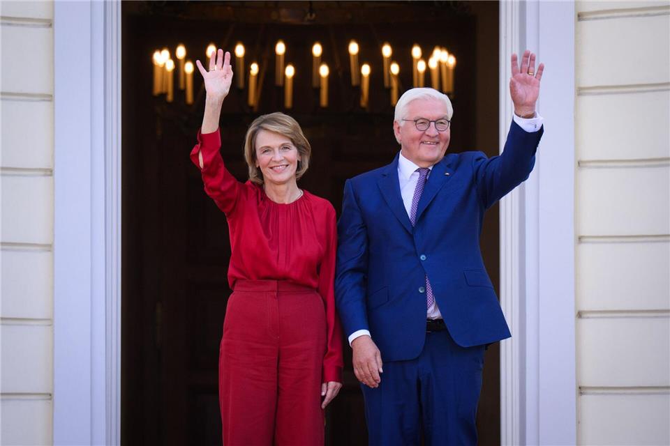 Am Samstag hat Bundespräsident Frank-Walter Steinmeier mit seiner Frau, Elke Büdenbender, viele Gäste beim Bürgerfest im Park von Schloss Bellevue empfangen. Am Sonntag ist Steinmeier beim Finale der Basketball-EM in Riga dabei.Bernd von Jutrczenka/dpa