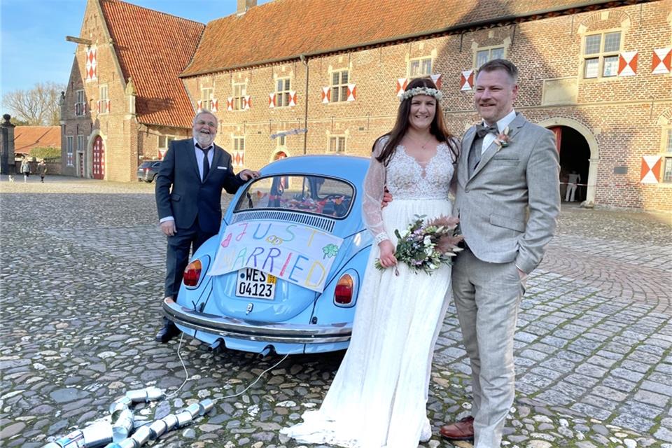 Am Samstag heirateten Julia und Timo Bode aus Hamminkeln im Schloss Raesfeld. Schwiegervater Josef Engenhorst ist der stolze Besitzer des VW-Käfers aus dem Jahre 1971, der nur für diesen Tag mit einer Tageszulassung aus der Garage geholt wurde.