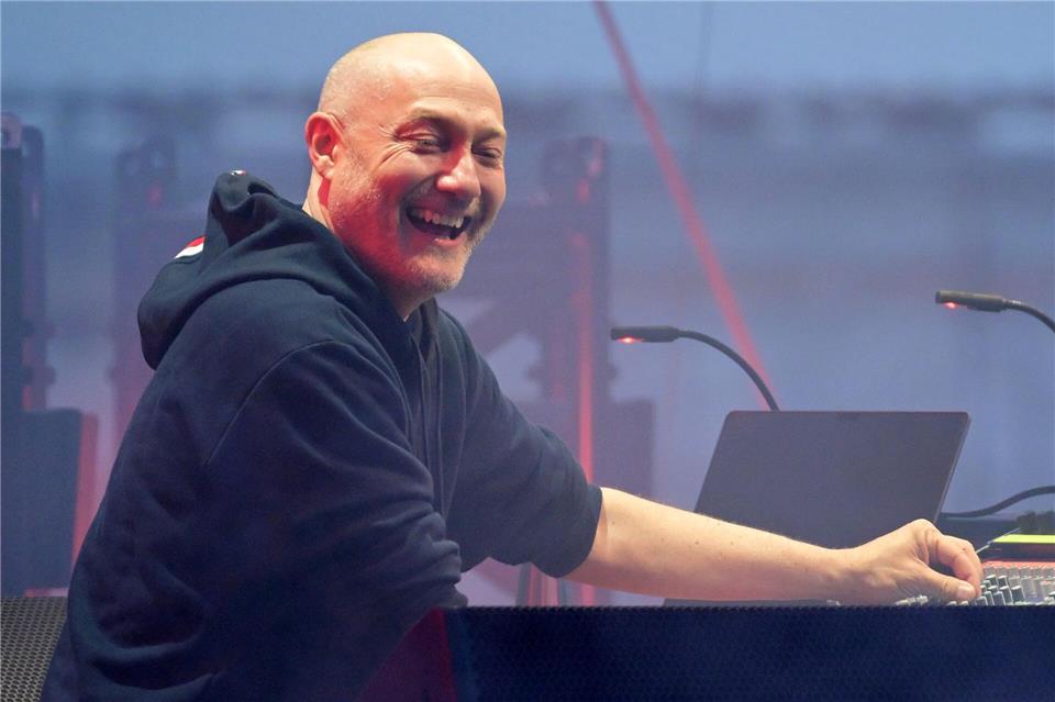 Am Samstag ist in Hamburg ein Konzert mit Techno-Star Paul Kalkbrenner auf einer Open-Air-Bühne geplant. (Archivbild)Michael Bahlo/dpa