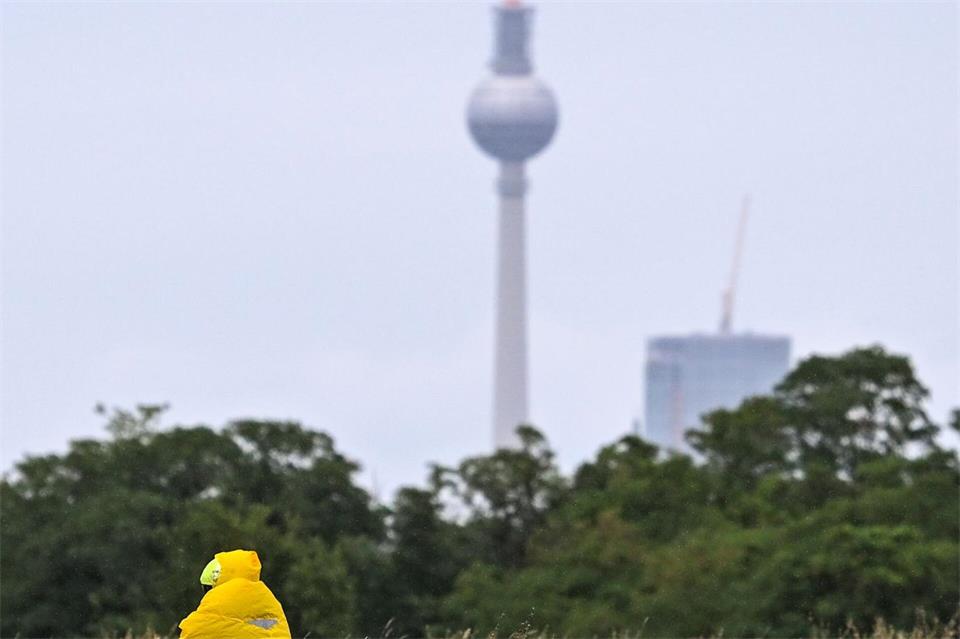Am Samstag rechnen die Wetterexperten im Süden anfangs mit schauerartigem und teils gewittrigem Regen. (Archivbild)Britta Pedersen/dpa