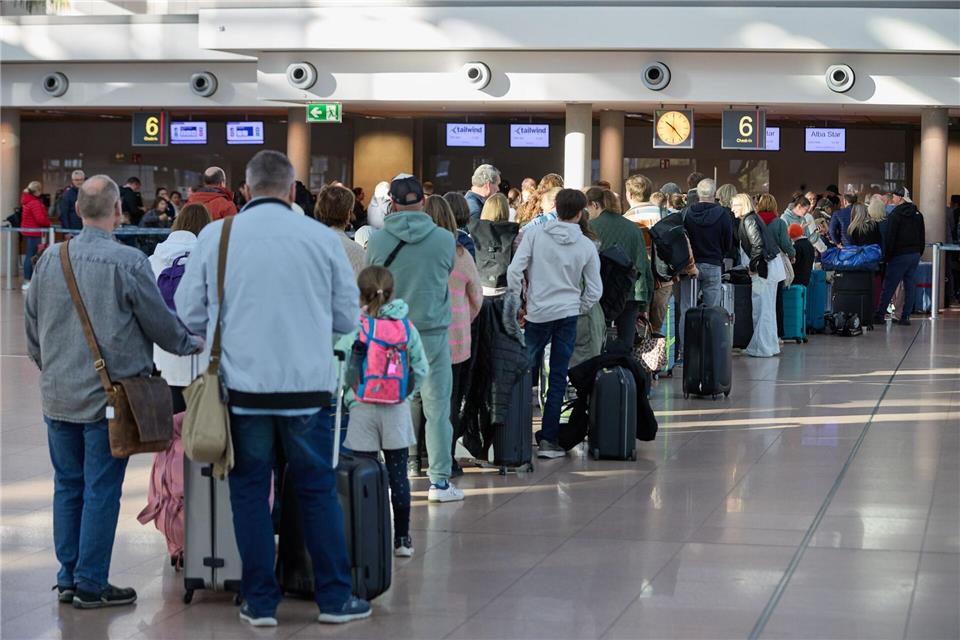 Großer Andrang zum Ferienbeginn am Hamburger Flughafen Am Samstag rechnete der Flughafen mit rund 55.000 an- und abreisenden Gästen. Georg Wendt/dpa