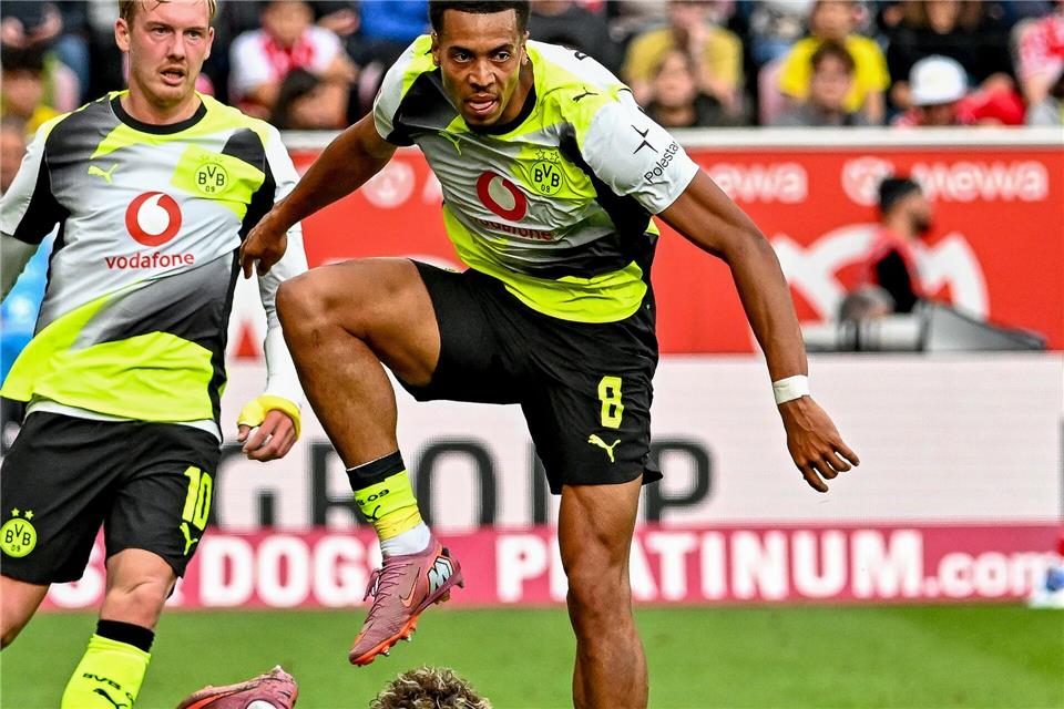 Kehl verteidigt Nmecha - Keine Social-Media-Kontrolle Am Samstag siegte der BVB mit Nmecha (r) 2:0 in Mainz.Torsten Silz/dpa