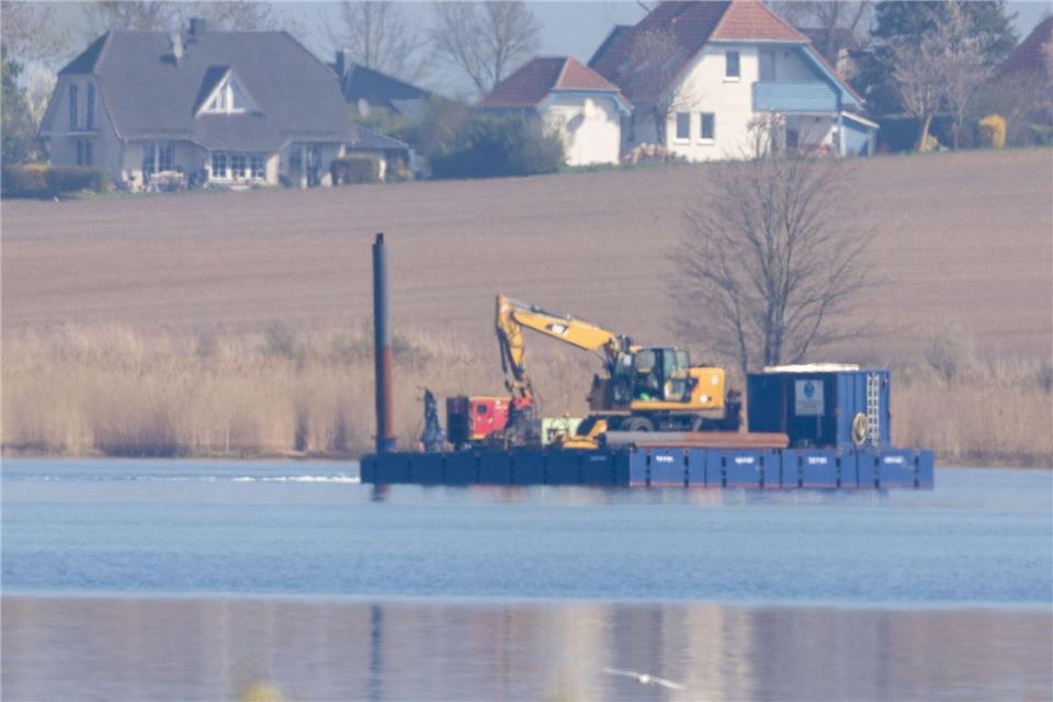Am Samstag sind die Arbeiter erneut mit der schwimmenden Plattform in die Nähe des Wals gefahren. (Foto von Freitag)Jens Büttner/dpa