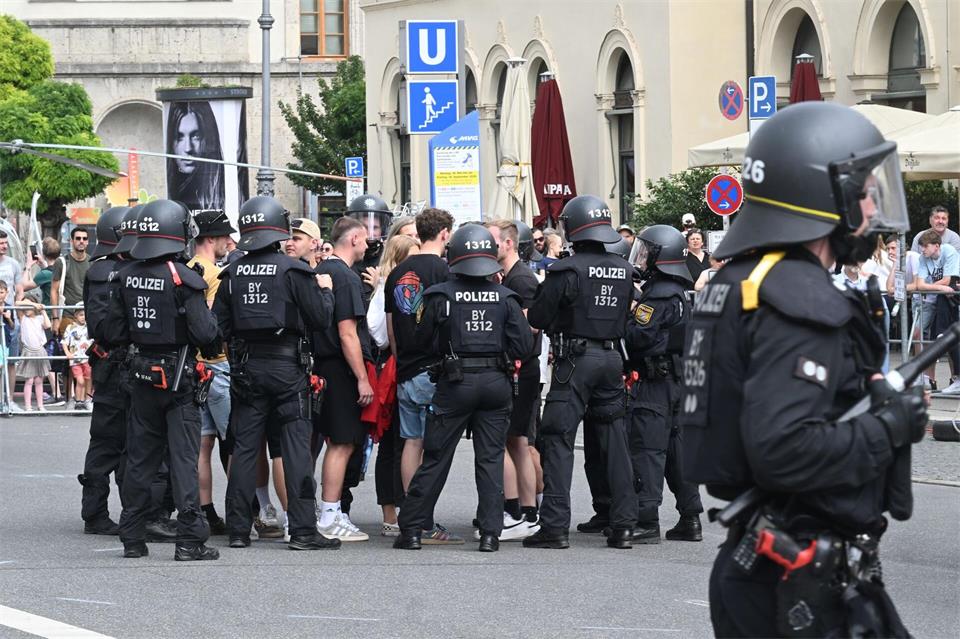Am Samstag soll es in mehreren bayerischen Städten zu Protesten der Gen Z kommen. (Symbolbild)Felix Hörhager/dpa