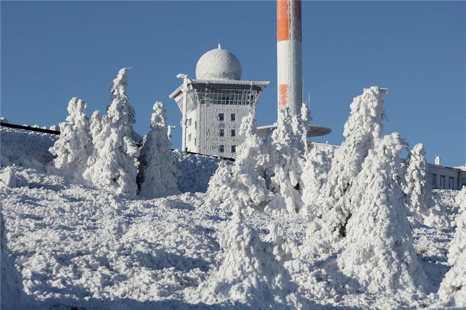 Am Samstag wanderten bei Sonnenschein wieder einige Besucher auf den höchsten Gipfel Norddeutschlands. (Archivbild)Matthias Bein/dpa
