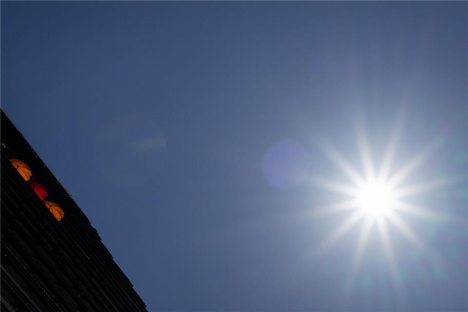 Am Samstag werden nach Angaben des Deutschen Wetterdienstes Höchstwerte zwischen 32 und 35 Grad erwartet. (Archivbild)Soeren Stache/dpa