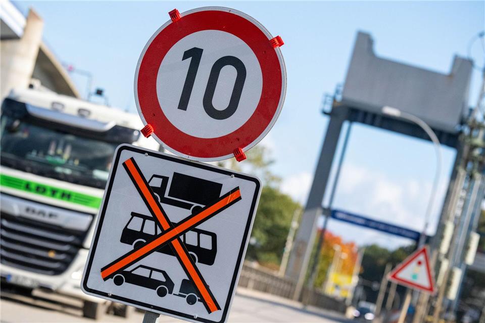 Am Samstag wird die Rügenbrücke für den Rügenbrücken-Marathon gesperrt. Wegen technischer Probleme gilt auf der Ausweichstrecke ein Tempolimit, was zu Staus führen könnte.Stefan Sauer/dpa