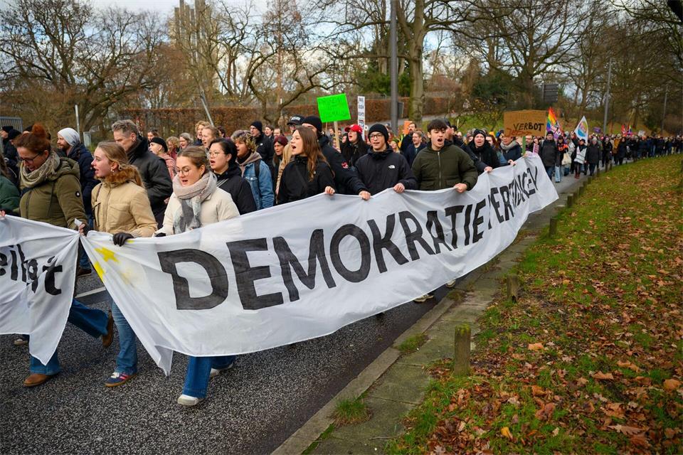 Am Samstag wird unter anderem in Hamburg für Demokratie und gegen rechte Gewalt demonstriert. (Symbolbild)Gregor Fischer/dpa