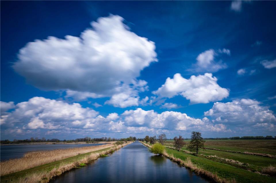 Am Samstagvormittag ist der Himmel in Mecklenburg-Vorpommern noch bewölkt, dann setzt sich die Sonne durch. (Symbolbild)Jens Büttner/dpa