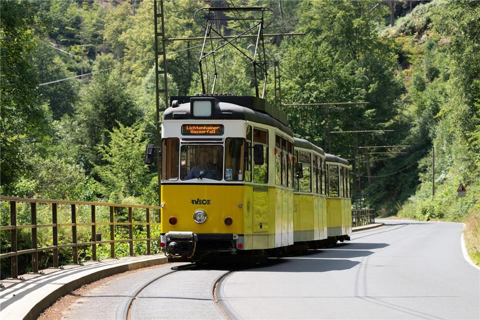 Am Samstagvormittag ist es zu einem Zusammenstoß eines Autos mit der historischen Kirnitzschtalbahn gekommen. (Archivbild)Sebastian Kahnert/dpa/ZB