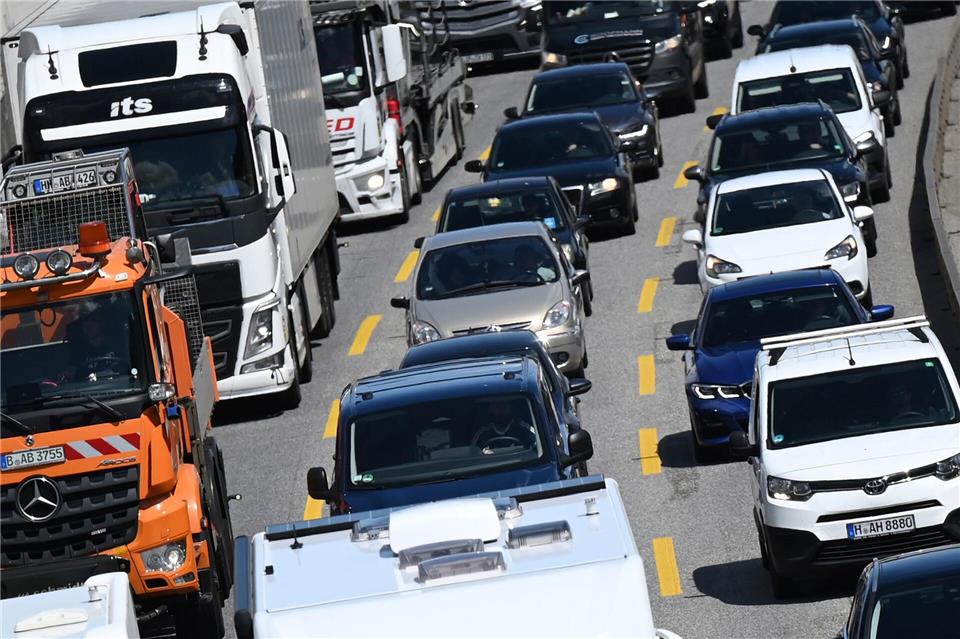 A7-Tunnel in Schnelsen wieder frei Am Samstagvormittag kam es wegen der Sperrung zu Staus auf der A7. (Symbolbild)David Hammersen/dpa
