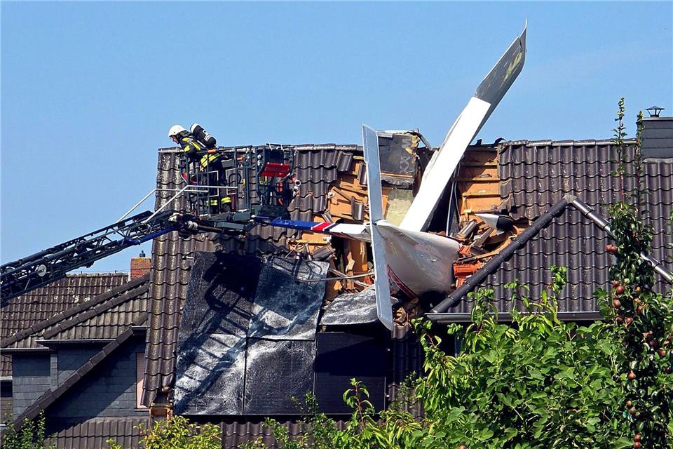 Am Samstagvormittag war die Feuerwehr zu dem Absturzort gerufen worden.Fotoreport-DB/NWM-TV/dpa