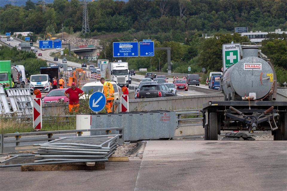 Am Schiersteiner Kreuz laufen seit Jahren Bauarbeiten. (Archivbild) Helmut Fricke/dpa