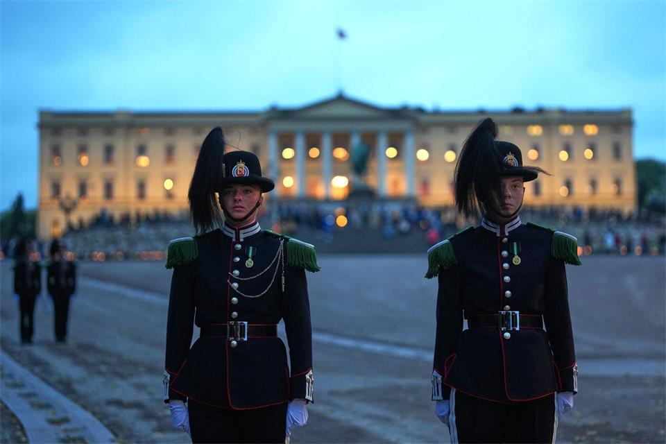 Am Schloss in Oslo wird alles für das Staatsbegräbnis vorbereitet.Markus Schreiber/AP/dpa