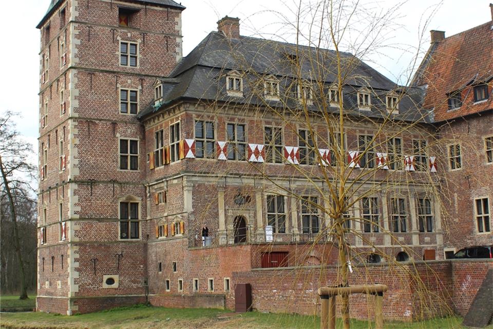 Am Schloss wurde eine neue Weide gepflanzt. 