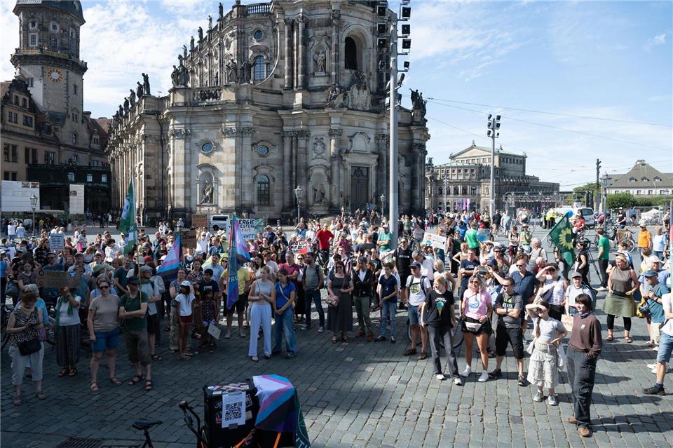 Am Schlossplatz versammelten sich die Teilnehmer zur Auftaktkundgebung.Sebastian Kahnert/dpa