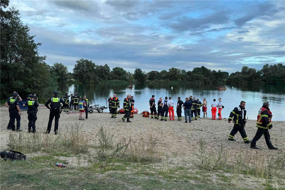 Am See Hinterm Horn in Allermöhe wird ein Schwimmer vermisst.Sebastian Peters/NEWS5/dpa