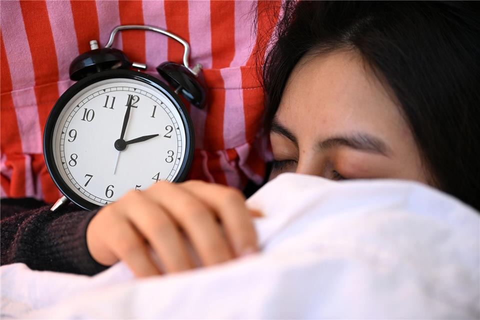 Am Sonntag (29.3.) werden die Uhren vorgestellt, die Sommerzeit beginnt. (Symbolbild)Elisa Schu/dpa